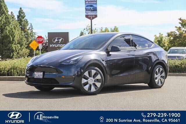 2024 Tesla Model Y Long Range — photo 1 of 13