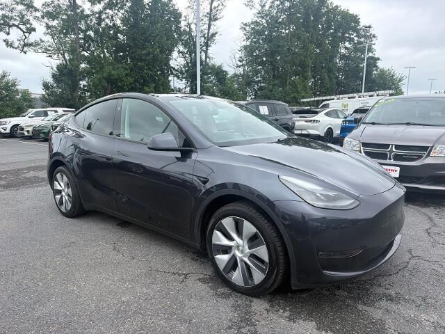 2024 Tesla Model Y Long Range — photo 1 of 4