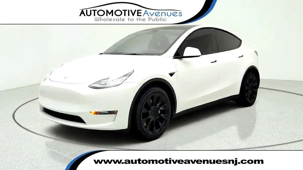 2023 Tesla Model Y Base — photo 1 of 13