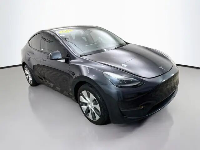 2024 Tesla Model Y Long Range — photo 1 of 13