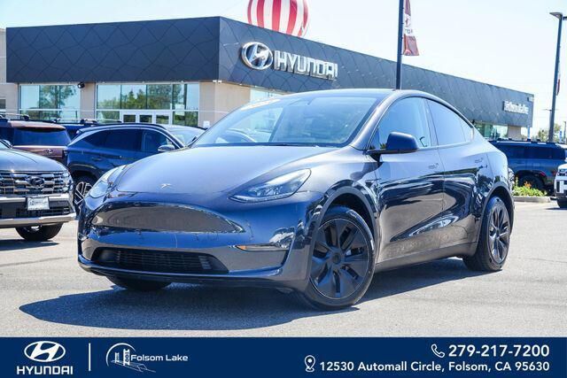 2024 Tesla Model Y Long Range — photo 1 of 13
