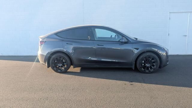 2023 Tesla Model Y Long Range — photo 1 of 7