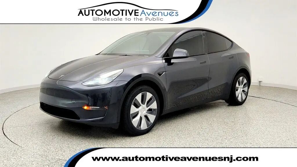 2024 Tesla Model Y Long Range — photo 1 of 13