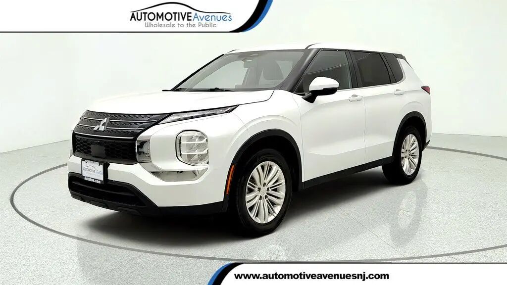 2022 Mitsubishi Outlander ES — photo 1 of 13