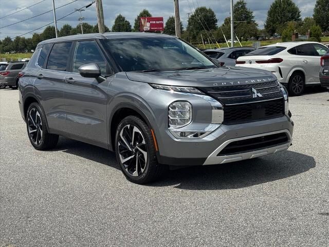 2023 Mitsubishi Outlander SE — photo 1 of 13