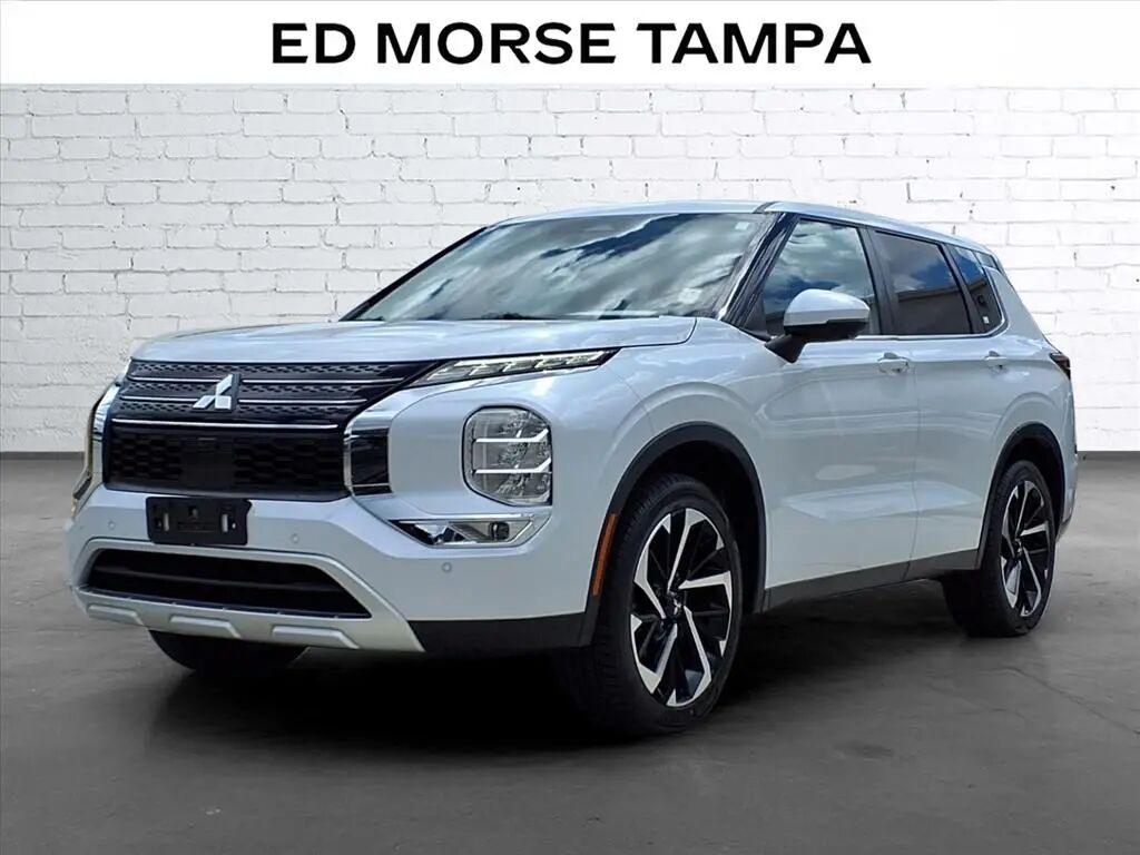 2022 Mitsubishi Outlander SE — photo 1 of 13