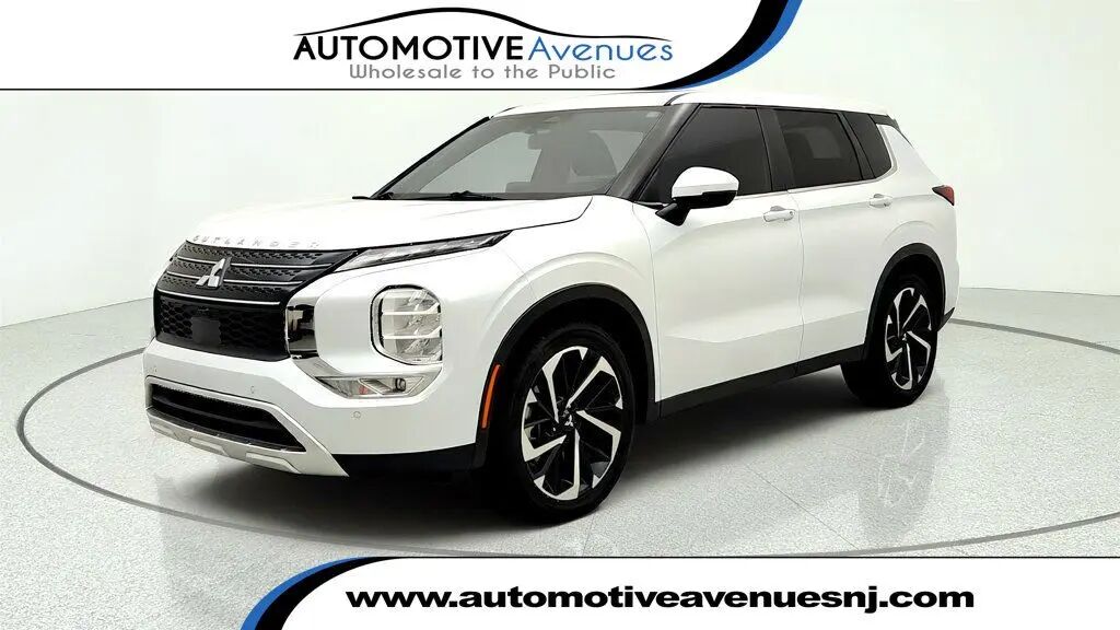 2024 Mitsubishi Outlander SE — photo 1 of 13