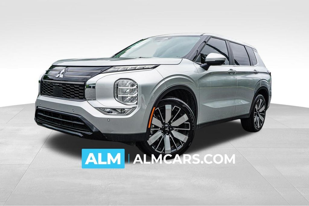 2025 Mitsubishi Outlander SE — photo 1 of 13