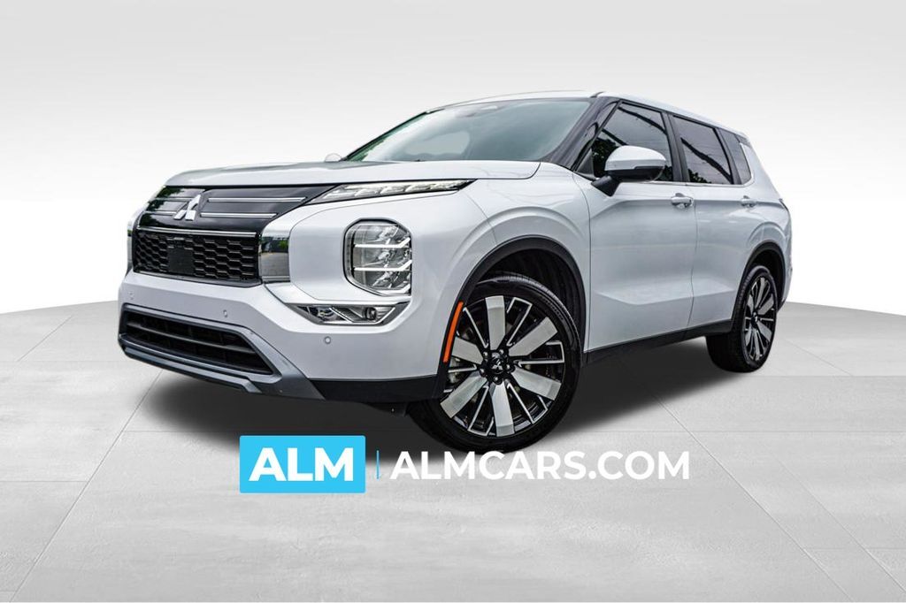 2025 Mitsubishi Outlander SE — photo 1 of 13