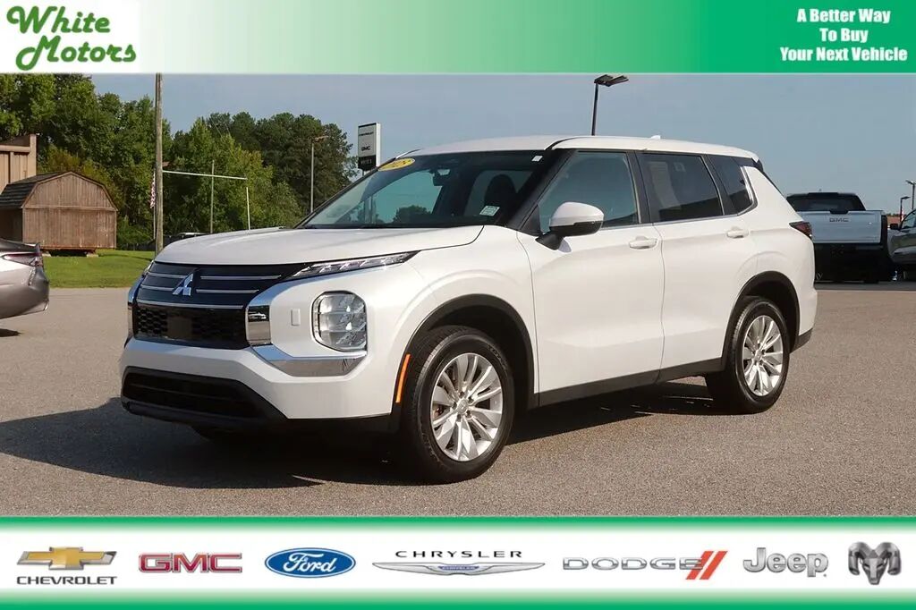 2025 Mitsubishi Outlander ES — photo 1 of 13