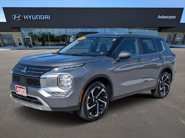 2023 Mitsubishi Outlander SE — photo 1 of 2