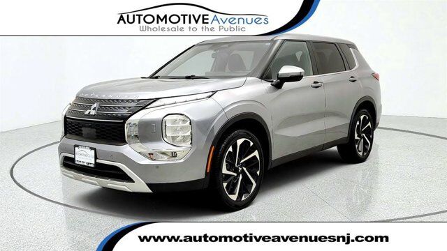 2022 Mitsubishi Outlander SE — photo 1 of 13