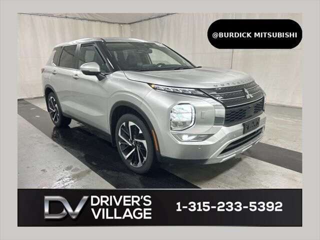 2023 Mitsubishi Outlander SE — photo 1 of 13