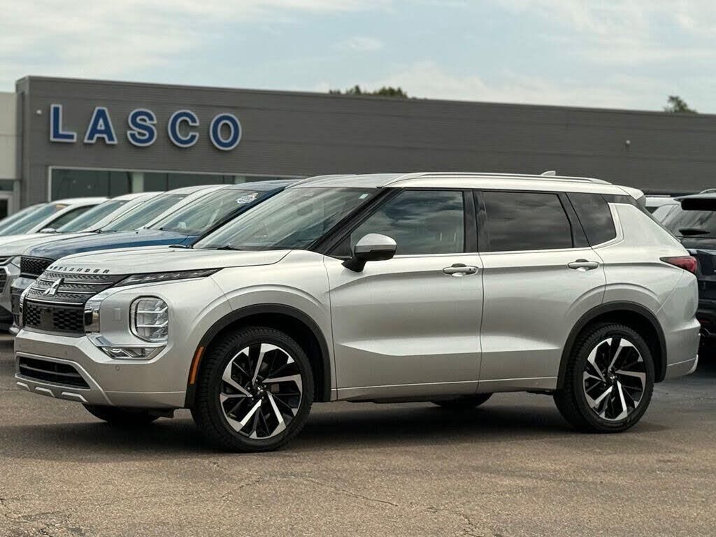 2022 Mitsubishi Outlander SEL — photo 1 of 1