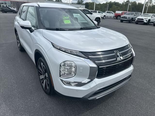 2025 Mitsubishi Outlander SE — photo 1 of 13