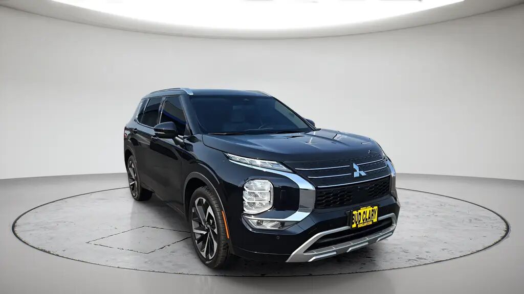 2023 Mitsubishi Outlander SE — photo 1 of 13