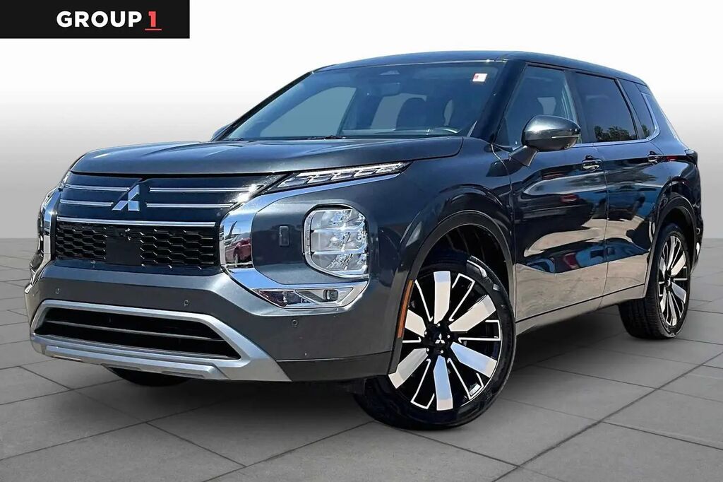 2025 Mitsubishi Outlander SE — photo 1 of 13