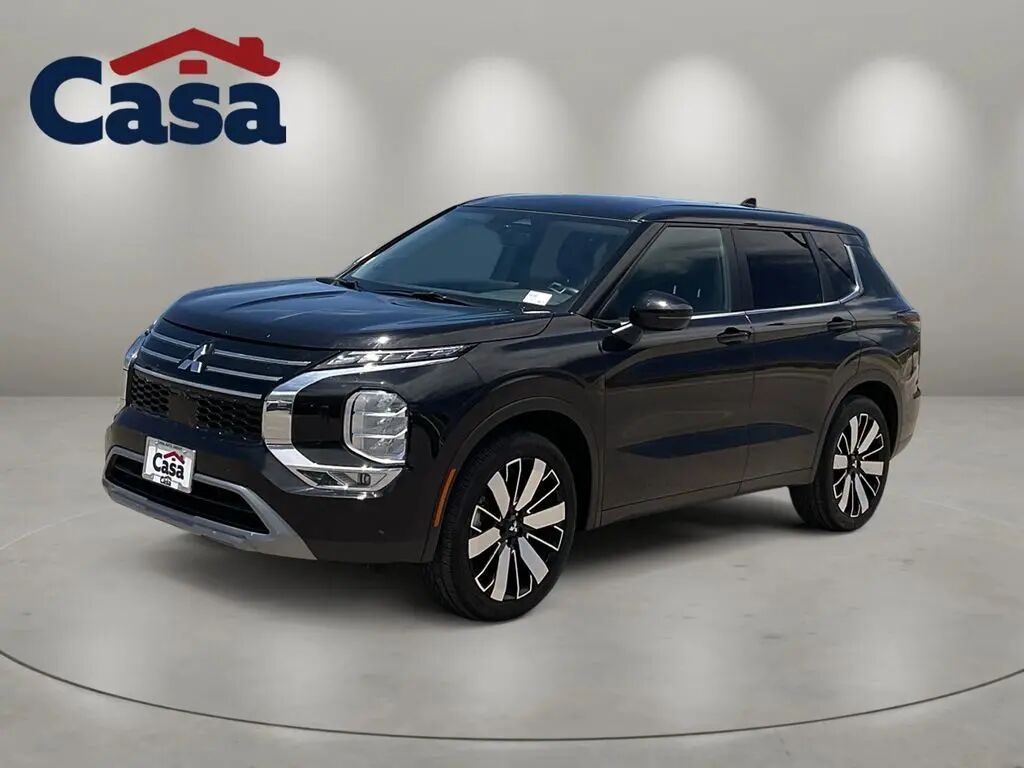 2025 Mitsubishi Outlander SE — photo 1 of 12