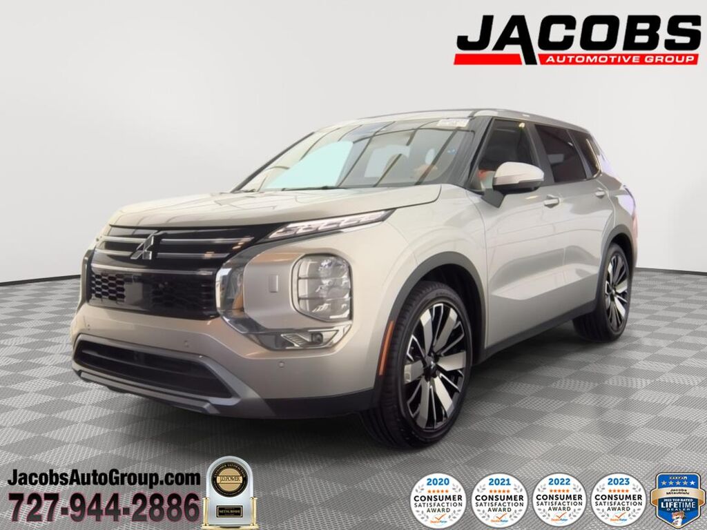 2025 Mitsubishi Outlander SE — photo 1 of 13