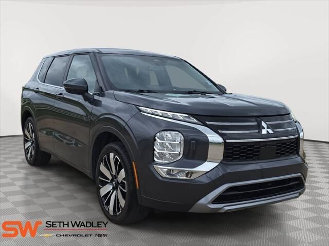 2025 Mitsubishi Outlander SE — photo 1 of 13