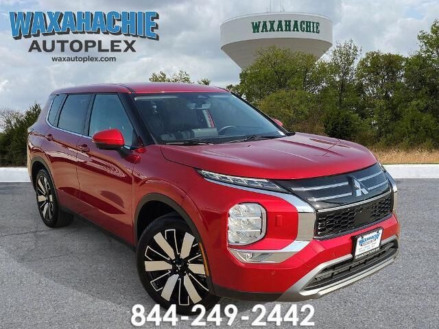 2025 Mitsubishi Outlander SE — photo 1 of 13