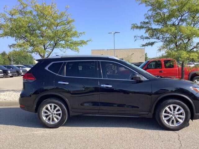 2017 Nissan Rogue SV — photo 1 of 13