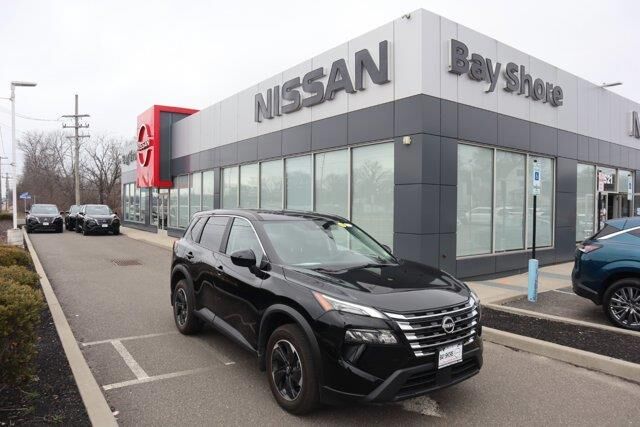 2025 Nissan Rogue SV — photo 1 of 13