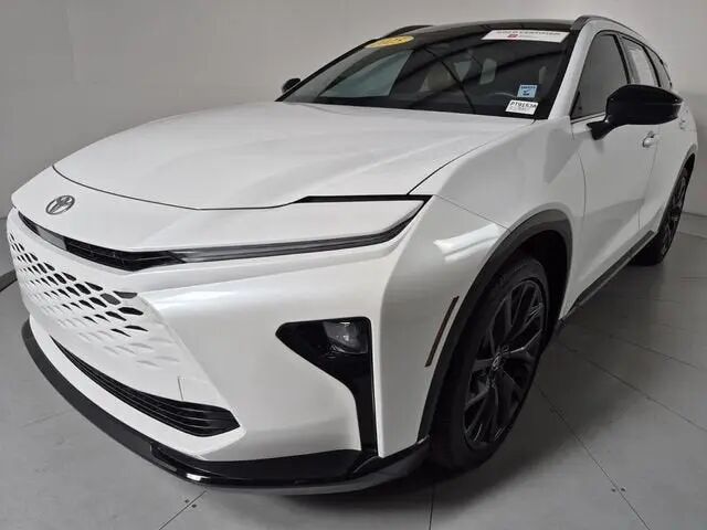 2025 Toyota Crown Signia Limited — photo 1 of 13