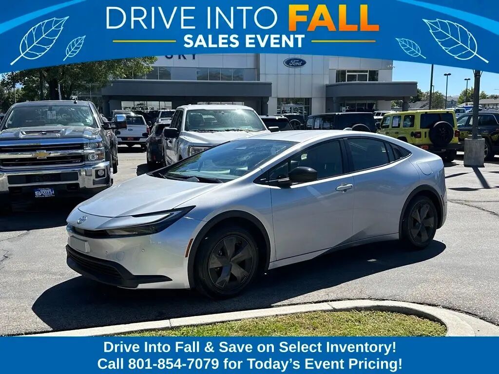 2025 Toyota Prius LE — photo 1 of 13