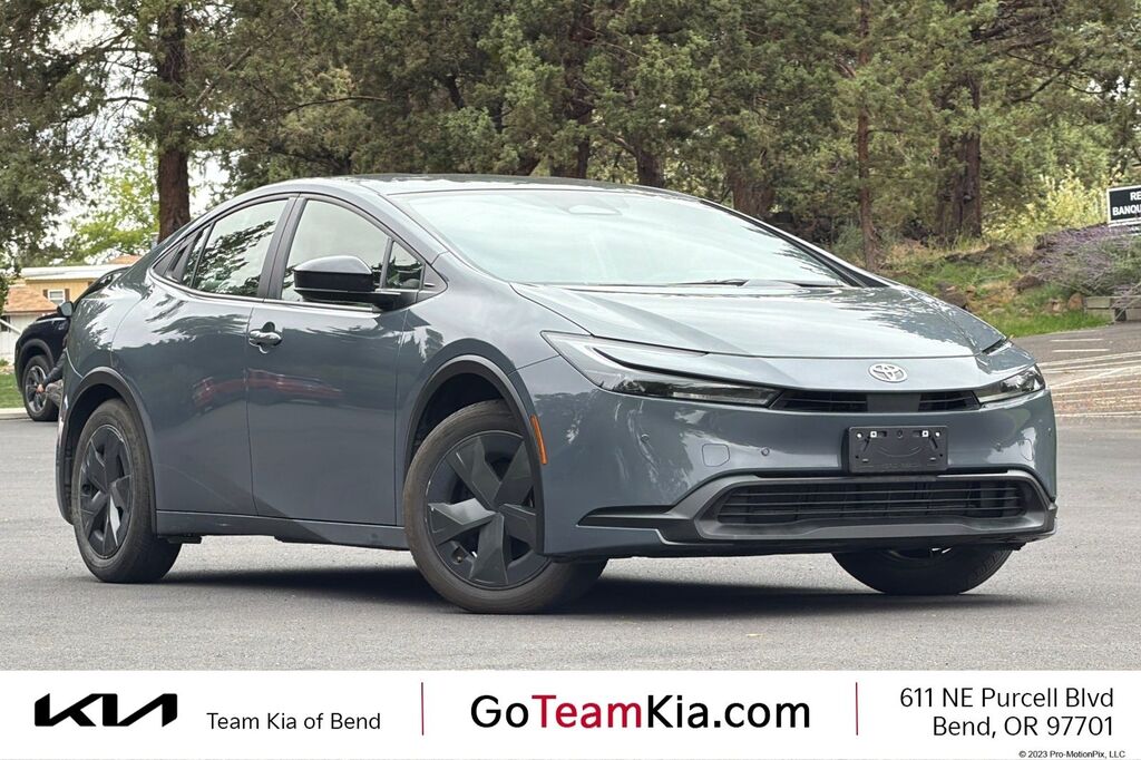 2025 Toyota Prius LE — photo 1 of 13