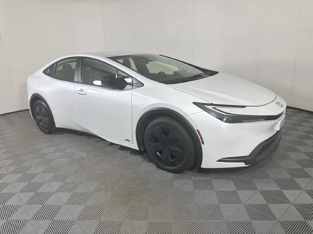 2025 Toyota Prius LE — photo 1 of 13