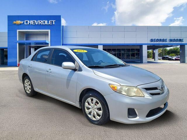 2011 Toyota Corolla LE — photo 1 of 13