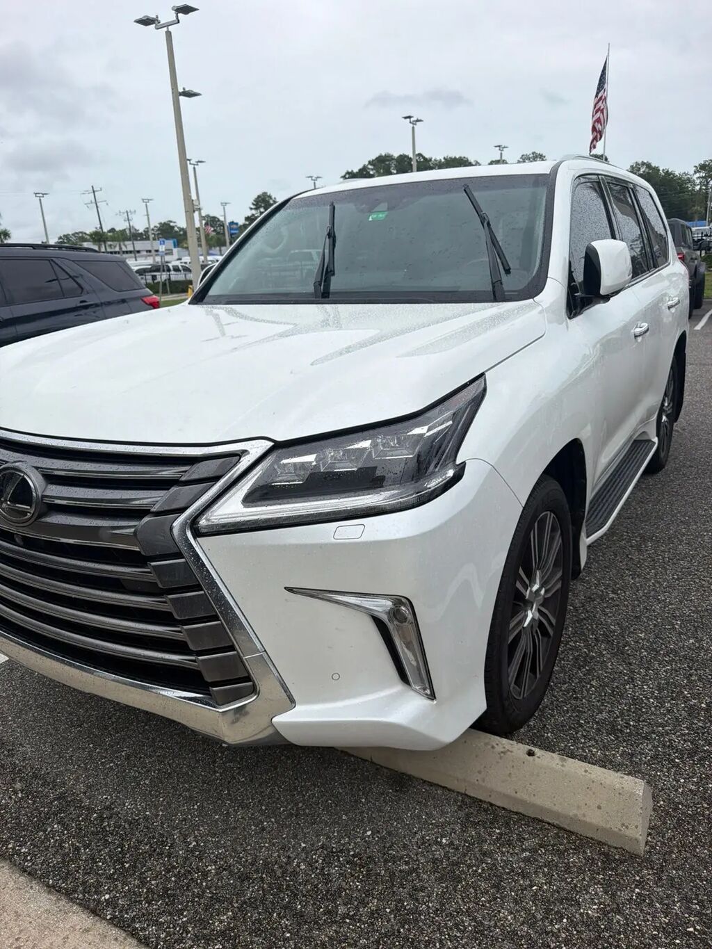 2019 Lexus LX 570 Three-Row — photo 1 of 5