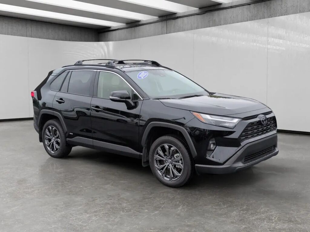 2025 Toyota RAV4 Hybrid XLE Premium — photo 1 of 13