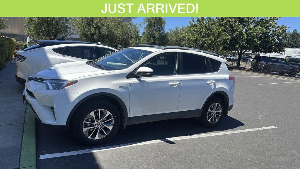 2017 Toyota RAV4 Hybrid XLE — photo 1 of 15