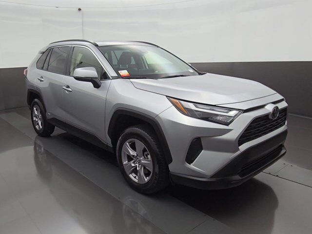 2025 Toyota RAV4 Hybrid XLE — photo 1 of 13