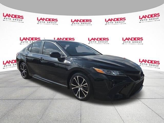 2018 Toyota Camry SE — photo 1 of 4
