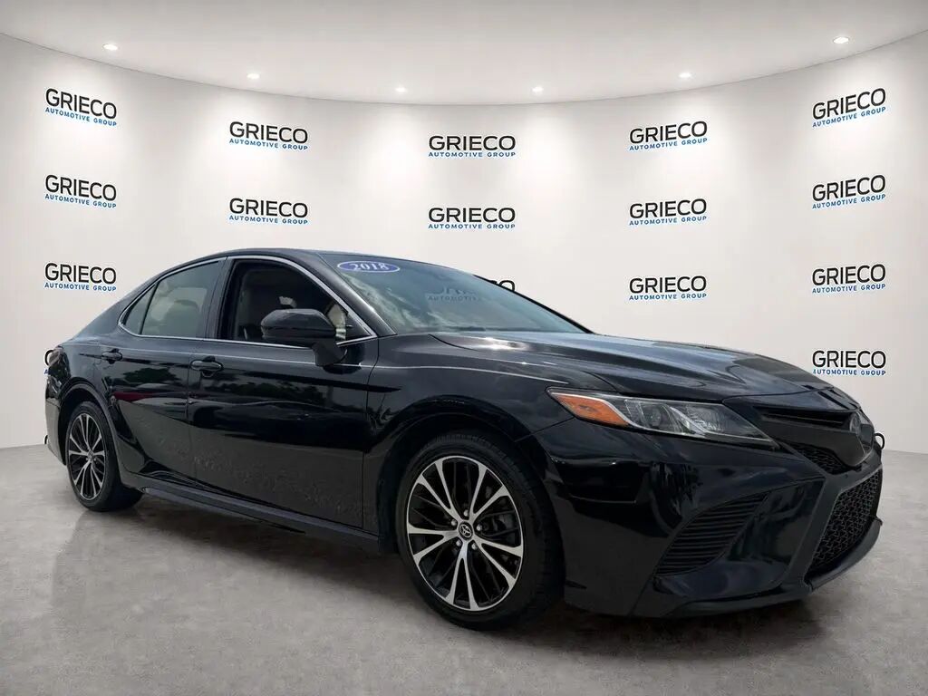 2018 Toyota Camry SE — photo 1 of 4