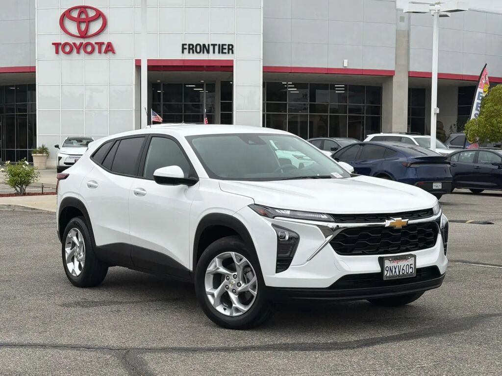 2024 Chevrolet Trax LS — photo 1 of 13