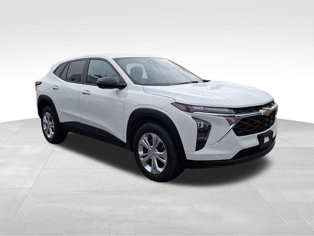2024 Chevrolet Trax LS — photo 1 of 13