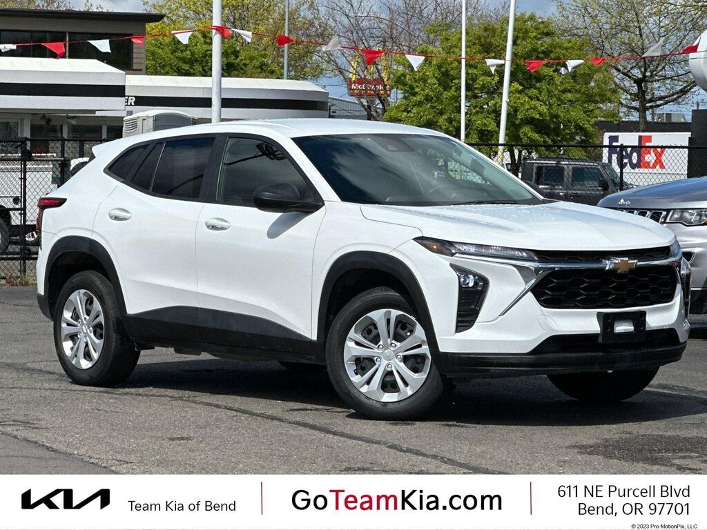 2024 Chevrolet Trax LS — photo 1 of 13
