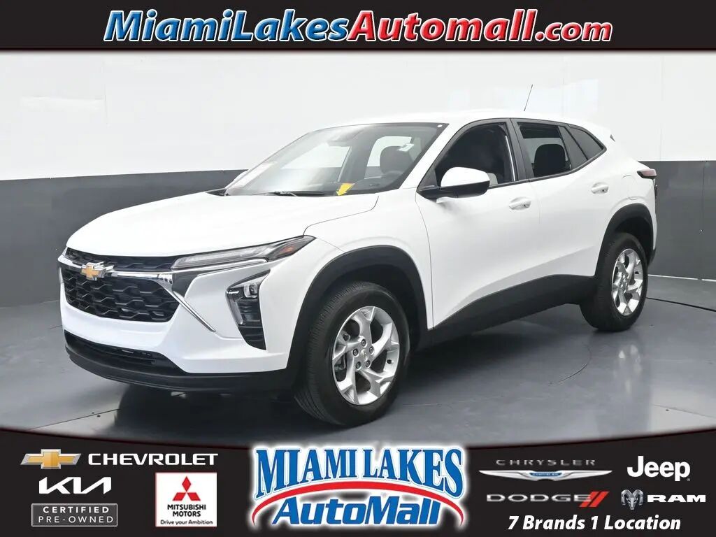 2025 Chevrolet Trax LS — photo 1 of 13