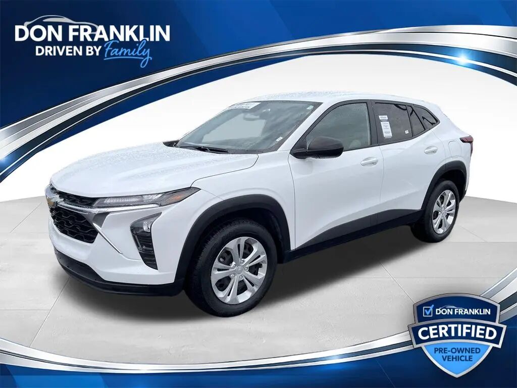 2025 Chevrolet Trax LS — photo 1 of 13