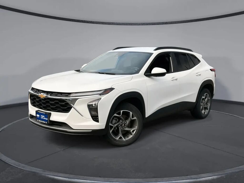 2024 Chevrolet Trax LT — photo 1 of 13