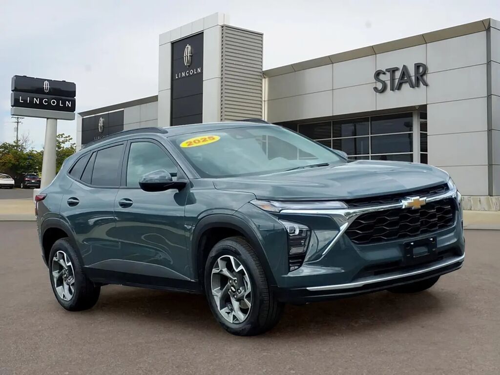 2025 Chevrolet Trax LT — photo 1 of 13