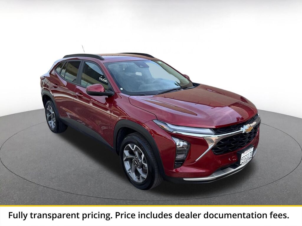 2025 Chevrolet Trax LT — photo 1 of 11