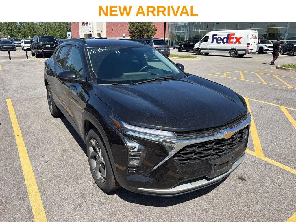 2025 Chevrolet Trax LT — photo 1 of 13
