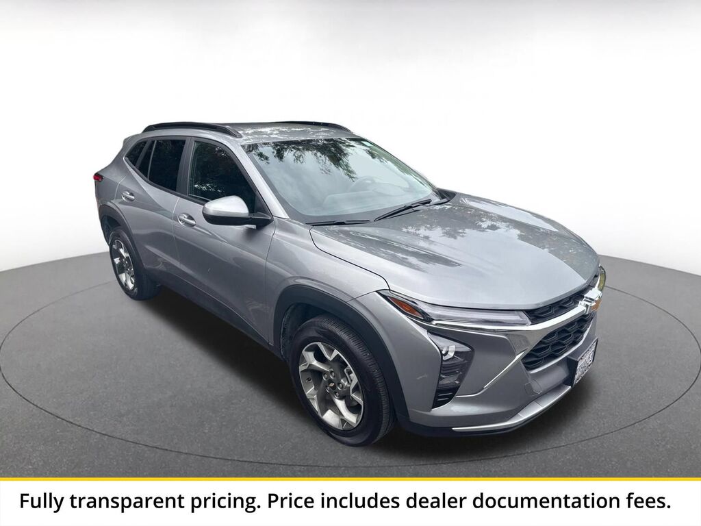 2025 Chevrolet Trax LT — photo 1 of 11
