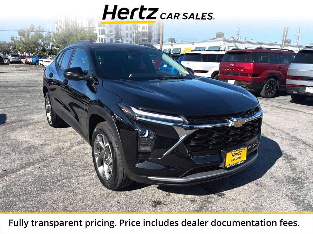 2025 Chevrolet Trax LT — photo 1 of 11