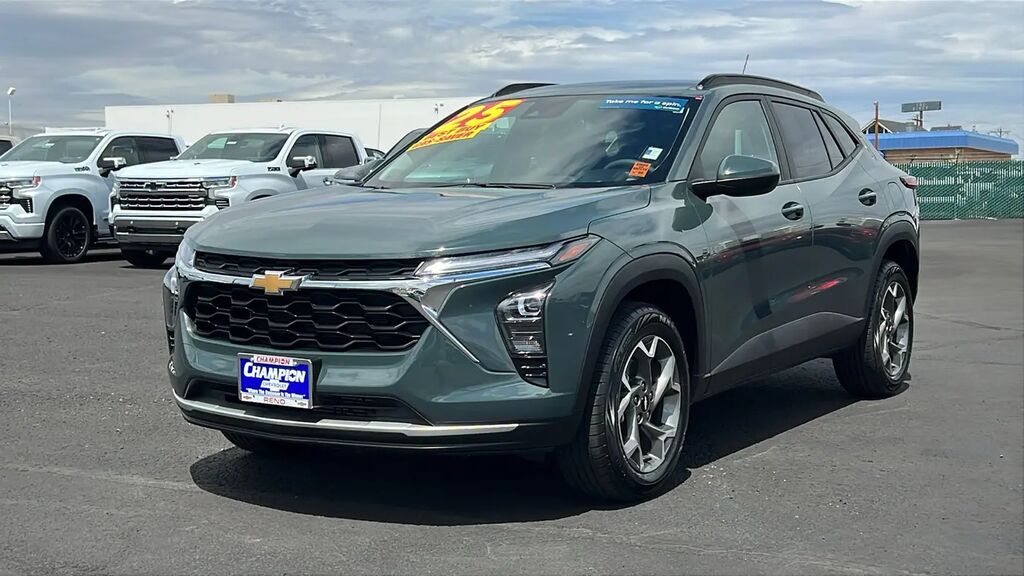 2025 Chevrolet Trax LT — photo 1 of 13